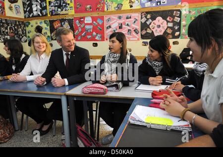 Le Président allemand Christian Wulff (R) et sa fille Annalena (L) Visitez l'école secondaire luthérienne Talitha Kumi à Bethléem, dans les territoires palestiniens, le 30 novembre 2010. Les quatre jours de visite d'Etat du Président allemand Wulff prendra fin aujourd'hui avec sa visite dans les territoires palestiniens. Photo : RAINER JENSEN Banque D'Images