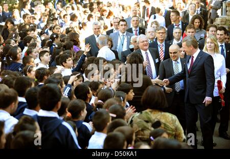 Le Président allemand Christian Wulff (R) et sa fille Annalena visitez le luthérienne Talitha Kumi Secondary School à Bethléem, dans les territoires palestiniens, le 30 novembre 2010. Les quatre jours de visite d'Etat du Président allemand Wulff prendra fin aujourd'hui avec sa visite dans les territoires palestiniens. Photo : RAINER JENSEN Banque D'Images