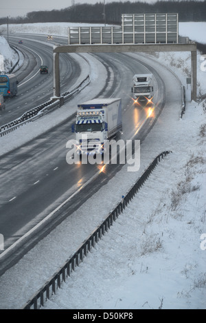 La difficulté de la circulation grâce à blizzard de l'hiver sur a1/ m d'autoroute près de Leeds yorkshire uk Banque D'Images