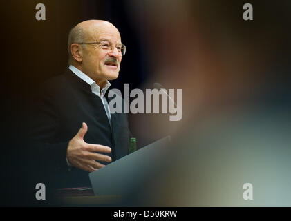 Réalisateur Volker Schloendorff tient un discours lors de la cérémonie de remise des prix du prix Viadrina à l'auditorium de l'Université Européenne Viadrina à Francfort-sur-Oder, Allemagne, 01 décembre 2010. Schloendorff a été honoré pour son engagement concernant le dialogue germano-polonaise. Le 71-year-old shot important Allemand-polonais films, comme 'le tambour' et 'Strike'. Photo : Patrick Pleu Banque D'Images