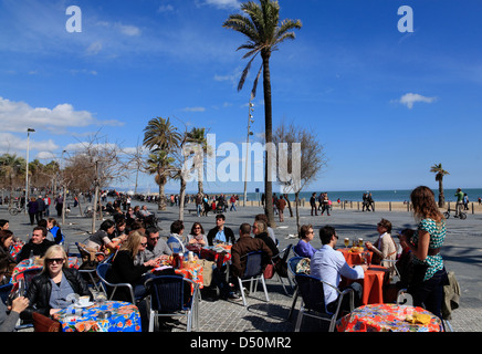 Barceloneta, street cafe à tendency apartments 3, Barcelone, Espagne Banque D'Images