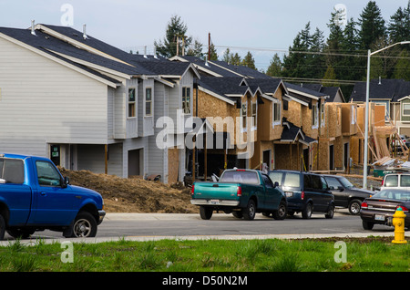 Les maisons en rangée et des véhicules sur route Banque D'Images
