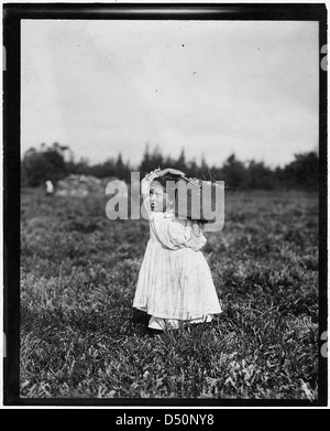 Cette photographie de Lewis Hine de 1910 montre Jennie Camillo, huit ans, une enfant travailleuse à West Maniyunk, en Pennsylvanie. La photo met en évidence les conditions de travail difficiles des enfants pendant cette période. Banque D'Images
