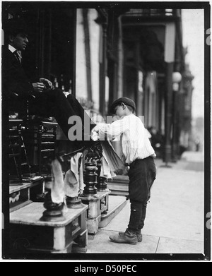 Michael Mero, Bootblack, 12 ans, un an de travail propre révolution. Ne fumez pas. Après 11 heures, le 21 mai. Œuvres habituellement 6 heures par jour, Mai 1910 Banque D'Images