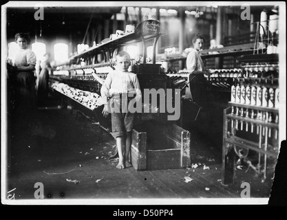 Leo 48 pouces de haut, 8 ans. Ramasse les bobines à 15 cents par jour dans Elk Cotton Mill. Il a dit : « non, je n'aide pas ma sœur ou ma mère, mais moi seulement. » Fayetteville, Tenn, novembre 1910 Banque D'Images