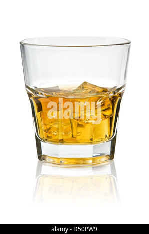 Whiskey verre isolé sur fond blanc Banque D'Images