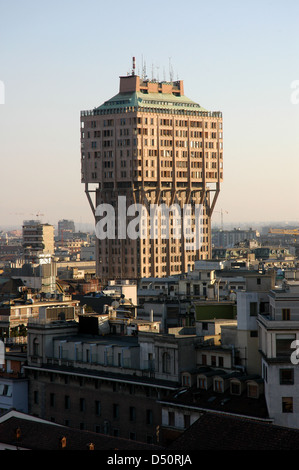 L'Italie. Milan. La tour Velasca. Gratte-ciel construit en 1950 par la société d'architecture BBPR. Banque D'Images