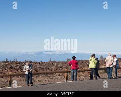 Les touristes sur le côté de la route de Teide à Tenerife Espagne, plus les nuages, vue de Gomera et paysage de lave Banque D'Images