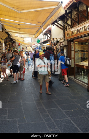 Les gens marcher dans les rues du marché étroit de la vieille ville de Rhodes Banque D'Images