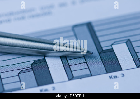 Document financier et crayon libre Banque D'Images