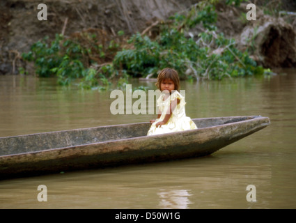 Petite fille assise dans une pirogue sur l'Amazone, au Pérou Banque D'Images