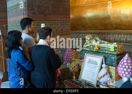 Les bouddhistes l'adoration au Temple de le Bouddha couché à Bangkok Banque D'Images