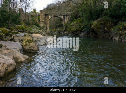 Le Pont du Diable à travers l'Ariège, Pyrénées françaises, France Banque D'Images