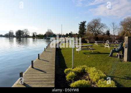 La sculpture et la postproduction audio pour le Wherryman's Way dans le jardin à Coldham Hall Tavern, Surlingham, Norfolk Broads, Parc National Banque D'Images