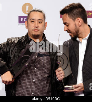 Berlin, Allemagne. 21 mars 2013. Membres du groupe Linkin Park posent avec l'Echo 2013 Music Award dans la catégorie 'rock alternative international' dans la salle de presse après la cérémonie de remise des prix de l'écho à Berlin, Allemagne, 21 mars 2013. Photo : Jens Kalaene/apd /Alamy Live News + + +(c) afp - Bildfunk + + + Banque D'Images