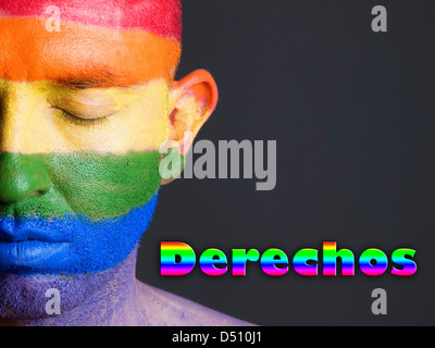 Hombre con la bandera gay pintada en la cara y con los ojos cerrados. La palabra 'derechos' esta escrita en un lado. Banque D'Images