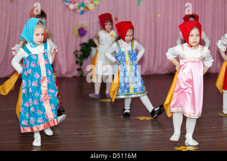 Bambin filles dansant sur la scène en vêtements traditionnels russes. La maternelle à Saint-Pétersbourg, Russie Banque D'Images