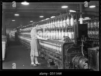 Femme debout à longue rangée de bobines, 1936 Banque D'Images