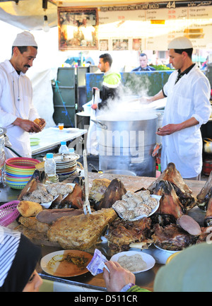 Les personnes mangeant dans le début de soirée de stands de nourriture sur la place Djemma el Fna, ou de la place Jemaa el-Fna ( carré) Marrakech, Maroc Banque D'Images