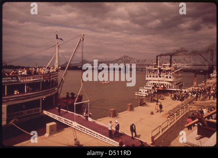 La roue à aubes à vapeur, amarré au nouveau front de Louisville sur l'Ohio River, mai 1972 Banque D'Images