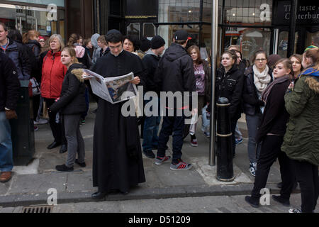 Canterbury, UK. 21 mars 2013. Père Thomas James de la église catholique en Petersfield lit l'Église anglicane fois aux côtés de jeunes locaux à l'occasion de l'intronisation de l'église de l'Angleterre de la 105e archevêque de Cantorbéry, ex-exécutif d'huile et de l'ancien évêque de Durham le Très Révérend Justin Welby. Welby (57) suit un long patrimoine anglican depuis moine bénédictin Augustin, le premier archevêque de Canterbury en 597annonce le Prince Charles et le premier ministre David Cameron s'est joint à 2 000 clients VIP à la Cathédrale de Canterbury, la plus ancienne église de l'Angleterre. Banque D'Images