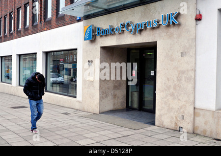 Un homme marche dernières Banque de Chypre à Londres, Royaume-Uni Banque D'Images