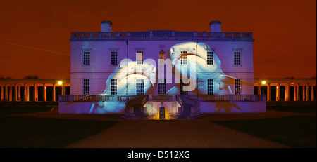 Le National maritime Museum, situé à Greenwich, au Royaume-Uni, est un musée maritime majeur. Il présente des projections, des expositions et des expositions liées à l'exploration maritime, à l'histoire marine et à la puissance navale. La Maison de la Reine, une partie emblématique du musée, ajoute de la profondeur historique avec sa riche architecture et ses thèmes maritimes, accueillant des expositions sur divers sujets liés à la mer, y compris les requins. Banque D'Images