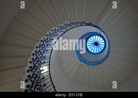 Une photographie de l'escalier tulipe de Queen's House à Greenwich, Londres, mettant en valeur son design emblématique en spirale. L'escalier est connu pour son style architectural unique et est une caractéristique notable de la Maison de la Reine, un monument historique. Banque D'Images