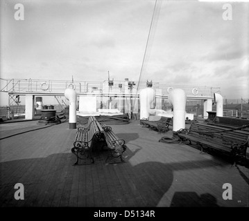 La promenade de troisième classe sur le RMS *Olympic*, capturée par Harland & Wolff, révèle la grandeur du navire et ses offres pour les passagers de classe inférieure au début du XXe siècle. Le *Olympic* faisait partie des navires de classe olympique de la White Star Line. Banque D'Images