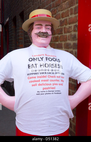 La vie rouge bouchers taille mannequin close up avec un seul T-shirt chevaux manger se référant au scandale de la viande de cheval 2013 Banque D'Images