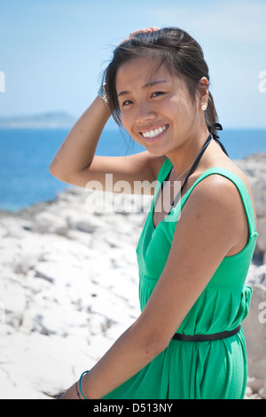 Fille coréenne elle-même au soleil sur la côte dalmate Banque D'Images