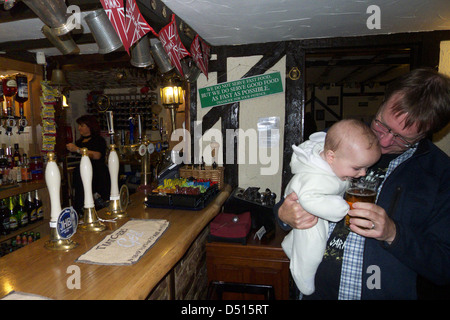 Un Bebe De Boire Une Biere Dans Un Pub En Angleterre Photo Stock Alamy