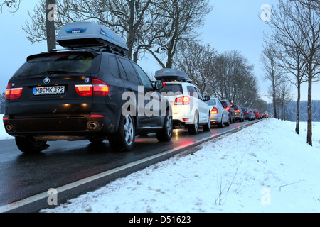 Lüdenscheid, Allemagne, un embouteillage sur une route au crépuscule en hiver Banque D'Images