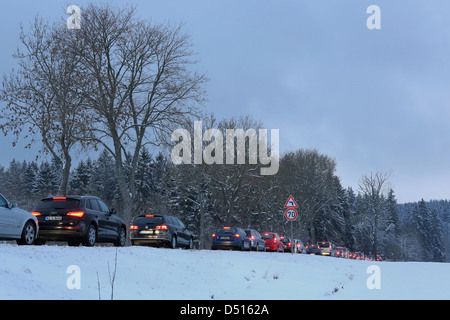 Lüdenscheid, Allemagne, un embouteillage sur une route au crépuscule en hiver Banque D'Images