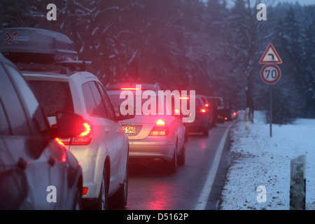 Lüdenscheid, Allemagne, un embouteillage sur une route au crépuscule en hiver Banque D'Images
