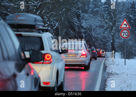 Lüdenscheid, Allemagne, un embouteillage sur une route au crépuscule en hiver Banque D'Images