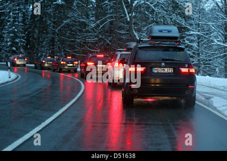 Lüdenscheid, Allemagne, un embouteillage sur une route au crépuscule en hiver Banque D'Images