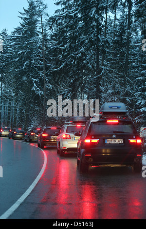 Lüdenscheid, Allemagne, un embouteillage sur une route au crépuscule en hiver Banque D'Images