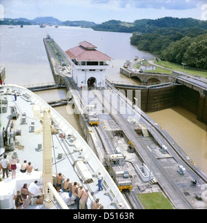 Une vue depuis le pont du paquebot américano-suédois 'Gripsholm' ou 'Kungsholm' en passant par l'écluse Pedro Miguel du canal de Panama, avec l'écluse de Miraflores visible en arrière-plan. Banque D'Images
