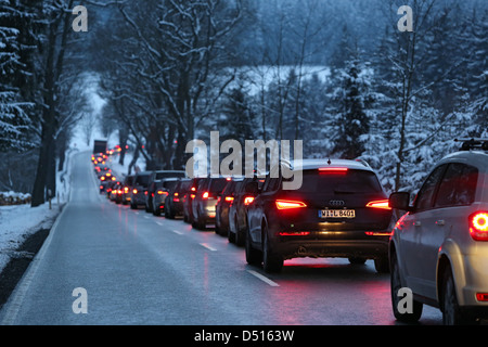 Lüdenscheid, Allemagne, un embouteillage sur une route au crépuscule en hiver Banque D'Images