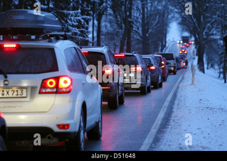 Lüdenscheid, Allemagne, un embouteillage sur une route au crépuscule en hiver Banque D'Images