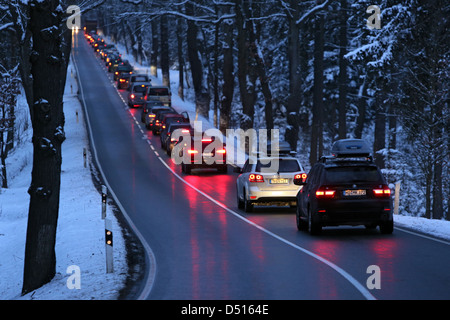Lüdenscheid, Allemagne, un embouteillage sur une route au crépuscule en hiver Banque D'Images
