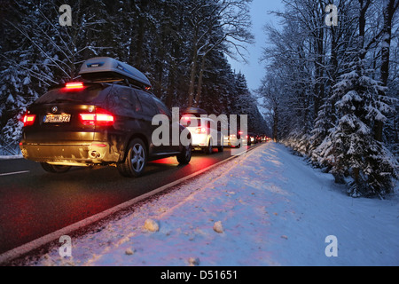 Lüdenscheid, Allemagne, un embouteillage sur une route au crépuscule en hiver Banque D'Images