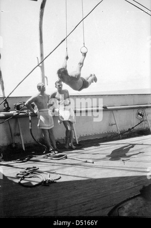 Des gymnastes sont représentés sur le pont de la Herzogin Cecilie, une barque à quatre mâts. La photographie, capturée à bord du Lloyd Lloyd, met en évidence l'agilité et l'habileté des gymnastes tout en mettant en valeur le gréement du grand voilier. Banque D'Images