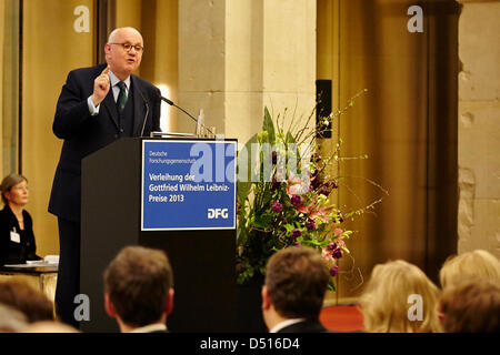 Le professeur Dr. Peter Strohschneider, Président de DFG, a présenté le prix Gottfried Wilhelm Leibniz en 2013. / Berlin, 19 mars 2013. Le prix Gottfried Wilhelm Leibniz, la plus importante bourse de recherche en Allemagne, rend hommage à des scientifiques. Johanna Wanka, Ministre de l'éducation et de la recherche, donne un discours lors de la cérémonie de remise des prix 2013, à Berlin, à l'Académie des sciences de Berlin-Brandebourg et humaines. / Banque D'Images