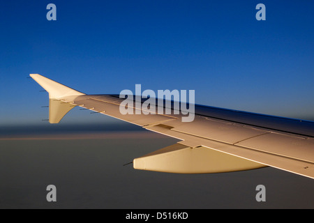 Un avion de passagers en vol de l'aile Banque D'Images