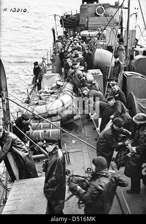 Les membres de l'équipage du HMS Wells (I95), un destroyer de la seconde Guerre mondiale, sont vus hisser un baleinier à bord pendant une mission de convoi dans l'Arctique. Cette opération faisait partie des efforts navals alliés pendant la seconde Guerre mondiale, fournissant un soutien crucial aux convois dans les eaux glacées du Nord. Banque D'Images