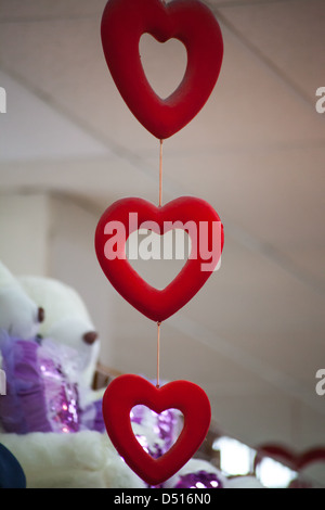 Trois Coeurs valentine rouge sur une chaîne Banque D'Images