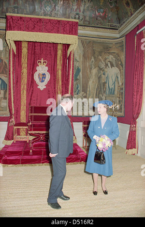 Cette photographie commémore la visite de la Reine à la Maison de la Reine, célébrant le 75e anniversaire du Musée maritime national. Le musée, situé à Greenwich, Londres, détient une vaste collection liée à l'histoire maritime de la Grande-Bretagne. Banque D'Images