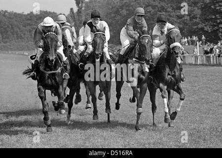 Magdeburg, Allemagne de l'Est, les chevaux et les jockeys dans la course Banque D'Images